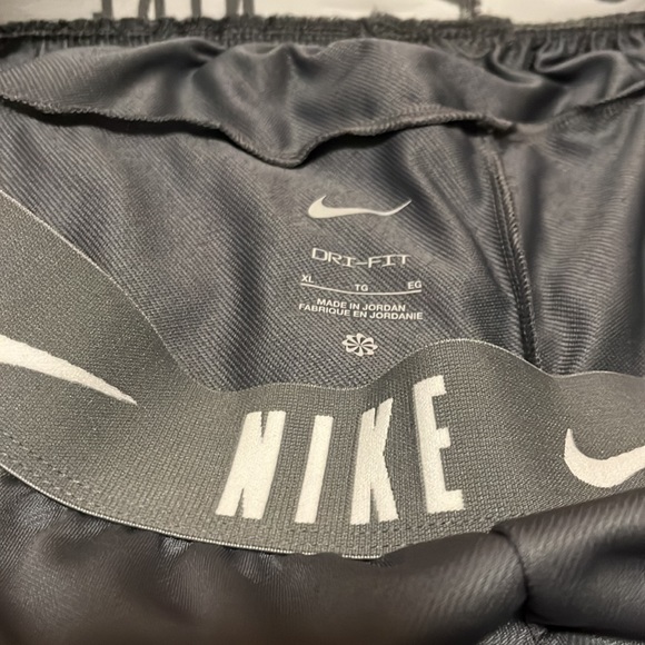 Nike Girls Training Shorts NWT - Picture 3 of 5